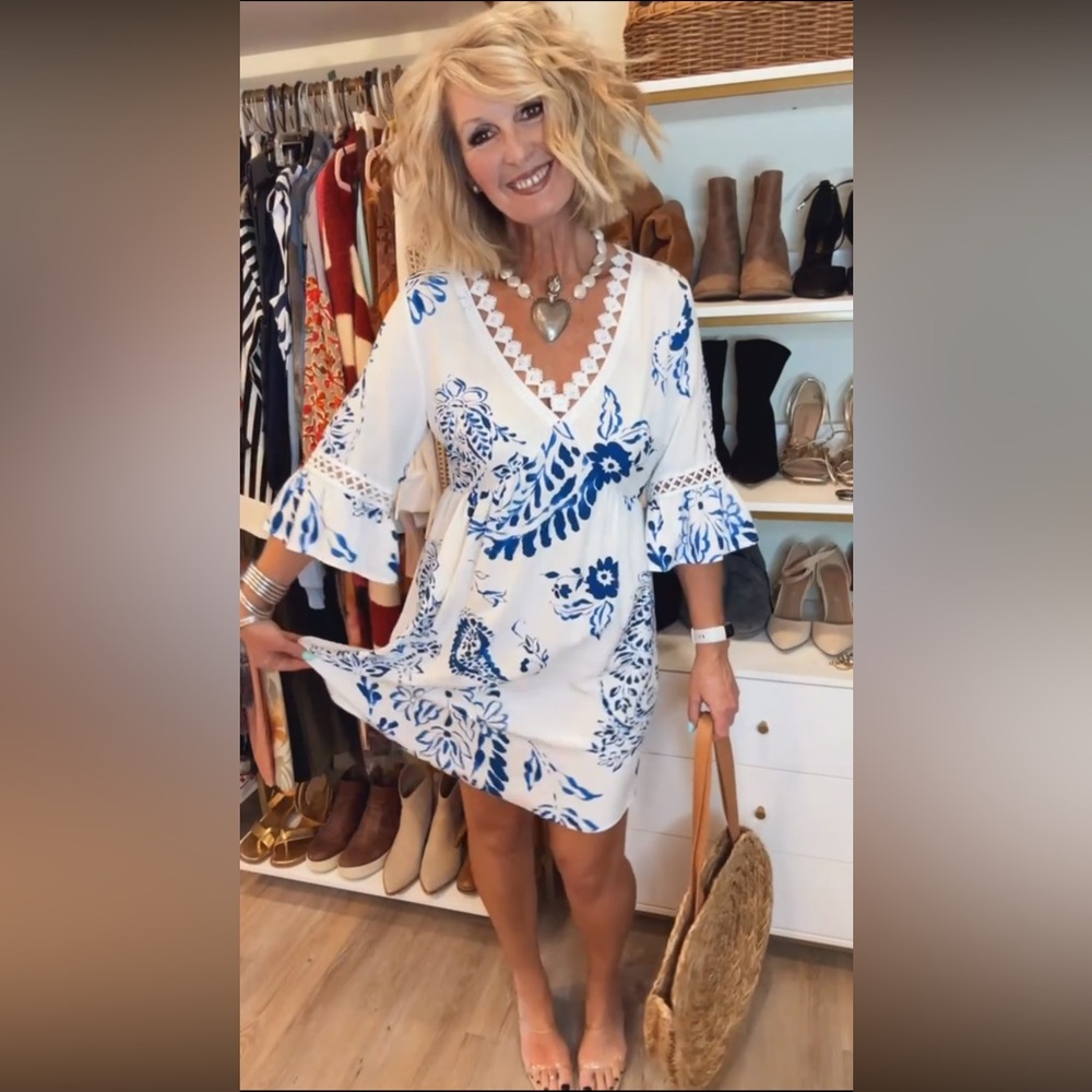 Cupshe Blue/White Paisley Print Swim Coverup with Lace V-Neck